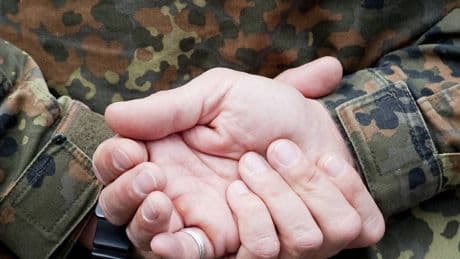 Beteiligung am Ehebruch: Bundeswehrsoldat hat Sex mit Ehefrau von Kamerad – Gericht verurteilt ihn