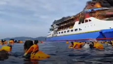Drie doden door brand op veerboot Indonesië, passagiers springen in het water