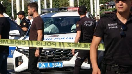 Polis aracı aydınlatma direğine çarptı: 4 polis yaralandı