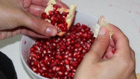 Bu ikili herkesin favorisi! Nar ile tuzdan gelen lezzet patlaması, iyice temizliyor