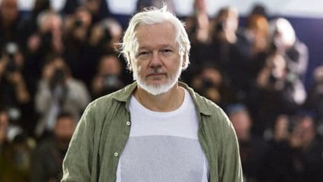 À Cannes, Julian Assange arbore un tee-shirt avec les noms de 4 986 Palestiniens de moins de 5 ans tués par Israël à Gaza