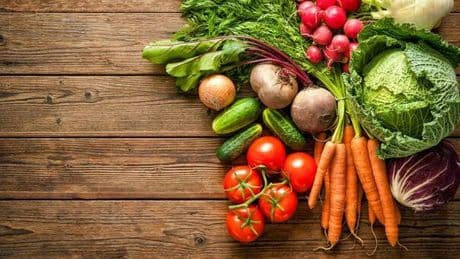 La dieta mediterranea, alcol da evitare e carni bianche massimo 2 giorni a settimana e attenzione alle patate: la nuova piramide alimentare