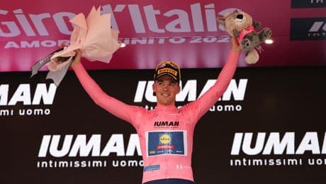 Mads Pedersen se viste de rosa y Mikel Landa se despide con una dura caída