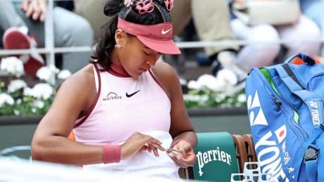 La curiosa anécdota de Osaka: se corta las uñas en el tiempo médico