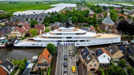 Megajacht oud-directeur Starbucks trekt veel bekijks: honderden mensen langs kade voor ’Project 824’