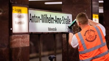 Berliner Nahverkehr: U-Bahnhof Mohrenstraße heißt jetzt Anton-Wilhelm-Amo-Straße