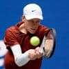 Jannik Sinner staat slechts vier games af, Suzan Lamens treft Iga Swiatek in tweede ronde