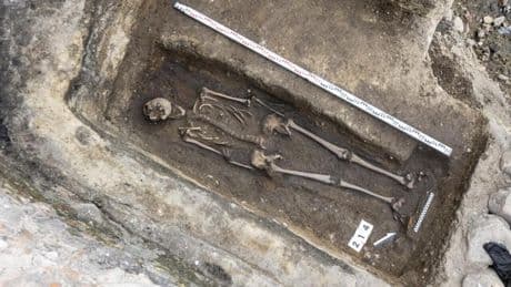 Descubierto debajo de una heladería de Polonia el cuerpo de un misterioso caballero medieval enterrado con una gran losa de piedra caliza