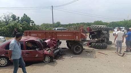 Otomobille çarpışan traktör devrildi: 2 yaralı