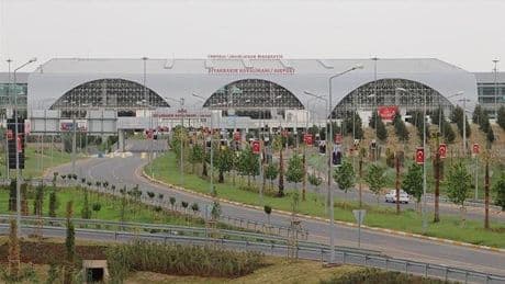 Diyarbakır Havalimanı pistinde çatlaklar oluştu! Uçaklar inemedi