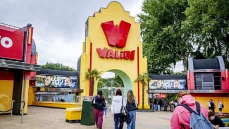 Walibi trekt omstreden reclamespotje, waarin enge figuren geld bieden op een vrouw, helemaal terug