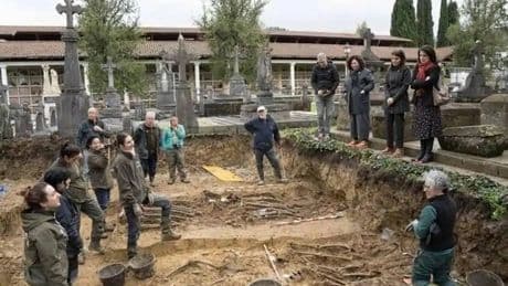 La Sociedad de Ciencias Aranzadi recupera 24 restos humanos en el cementerio de Amorebieta