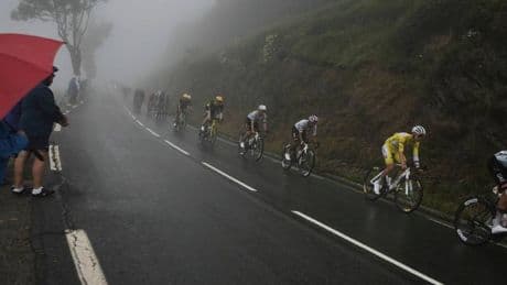 Tour de France 2025: Teamauto erfasst Zuschauer – Fahrer bestraft