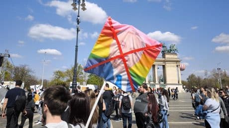 Hungría enmienda su Constitución para incluir la prohibición de la marcha del Orgullo LGTBI