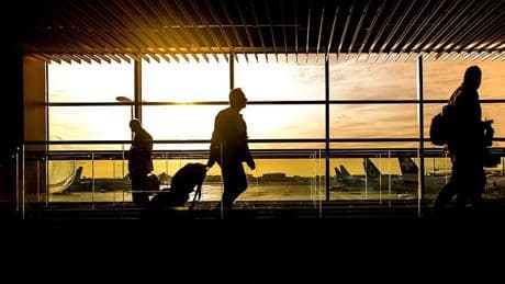 Tatili iptal etmek istemeyen çift, çocuklarını havalimanında bıraktı