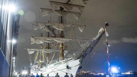 Segelschiff kollidiert mit Brooklyn Bridge