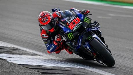 Fabio Quartararo saca a Marc Márquez de la primera línea y logra su tercera pole de récord consecutiva en Silverstone