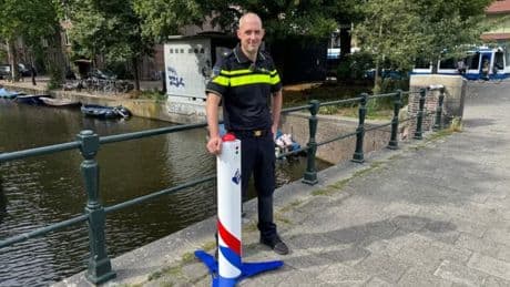Amsterdamse politie presenteert uitvinding tegen discriminatie: ’De paal bepaalt’