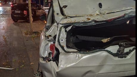 Tromba d'aria a San Giovanni Teatino: crollano due pini, colpita l'auto di una famiglia con tre figli
