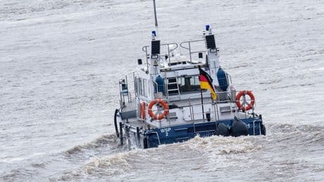 Köln: Person im Rhein – Matrose springt von Schiff, um zu helfen