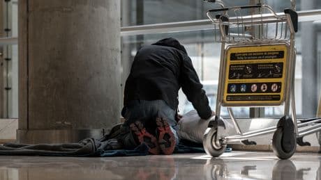 Aena restringe el acceso nocturno a Barajas para evitar el aumento de los sintecho que duermen