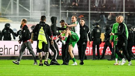 Mehrere Verletzte bei Gewalt-Exzess - Jagd-Szenen! Spieler mit Kung-Fu-Tritt gegen Fan