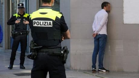 Dos ladrones de pisos sorprendidos cuando se 'paseaban' por un barrio de Vitoria