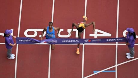 Sensatie op WK atletiek: marathon eindigt met finishfoto, Tanzaniaan Simbu wint met 0,03 seconde verschil