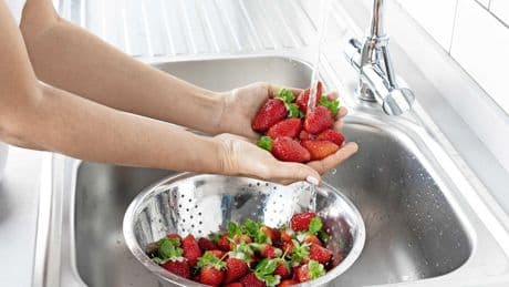 Even snel een aardbei, druif of snoeptomaatje in je mond: hoe erg is het als je je groente en fruit niet wast?