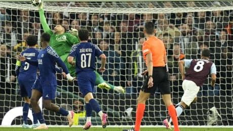 A Donnarumma no se le escapa de las manos