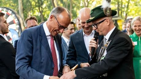 Schützenpräsident beschenkt Bundeskanzler Merz mit Badelatschen