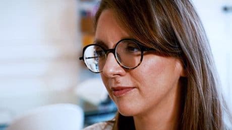 "Je m'attendais à tout, sauf à ça": Aurore Bergé raconte comment elle a vu la voix de feu son père, Alain Dorval, être générée par une IA sans son accord