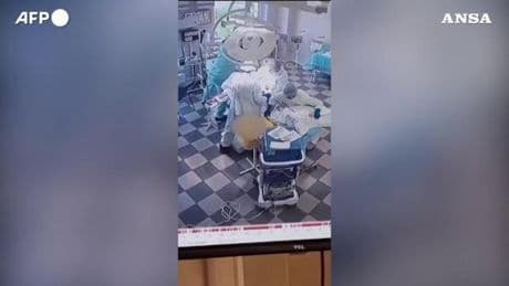 Terremoto in Kamchatka, i medici operano tra le scosse | Video