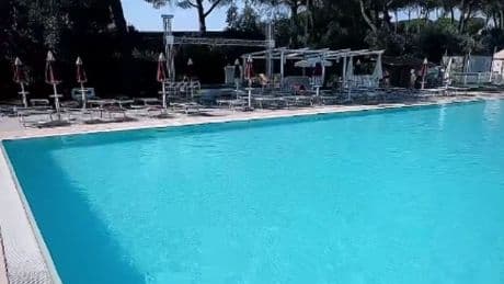 Un menor en coma y cuatro hospitalizados por intoxicación por cloro en una piscina de Roma
