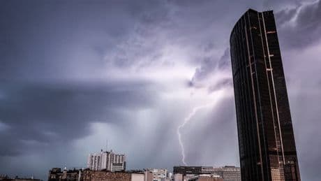 DIRECT. Orages en France: 42 départements en vigilance orange, des rafales de vent à plus de 120 km/h en Normandie