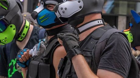 La maschera da "puppy player" e l'asfissiofilia: avanza l'ipotesi della challenge per il 27enne morto a Roseto