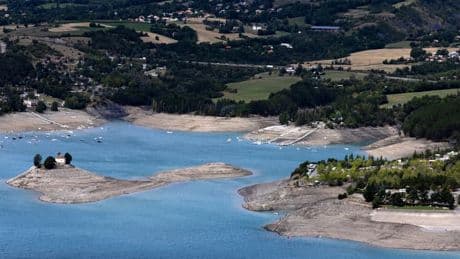Hautes-Alpes: le lac de Serre-Ponçon a atteint sa cote touristique