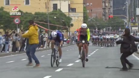 La reacción de Wout van Aert al ataque con cuerdas de dos manifestantes en el Giro de Italia: &quot;Me quedé en shock, fue una locura&quot;