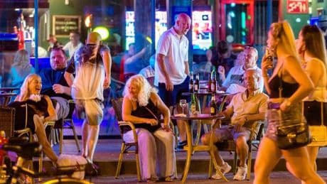 Los británicos consumen unos 14 millones de litros de cerveza al año en Benidorm mientras el alcopop’ empieza a destacar
