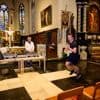KIJK. Dj draait plaatjes in kerk om lopers te motiveren tijdens urban trail in Schoten