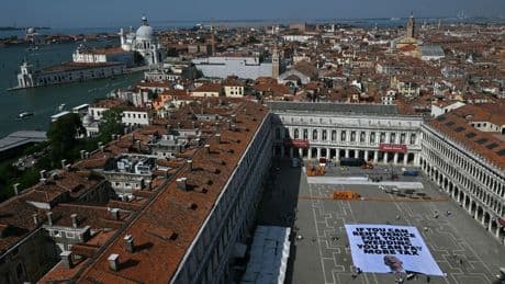 Yachts géants, palaces privatisés… Pourquoi le mariage de Bezos à Venise exacerbe les critiques contre le surtourisme