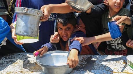 Gaza : Israël tend l’aide humanitaire d’une main, et brandit l’opération militaire de l’autre