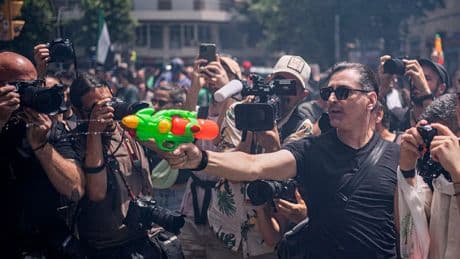 Proteste gegen Massentourismus   - Demonstranten spritzen Mallorca-Urlauber nass
