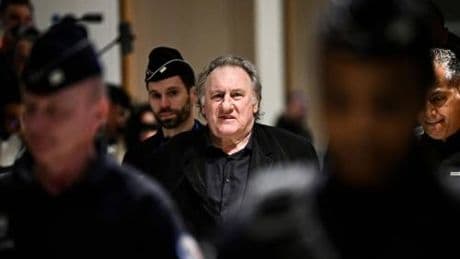 Violenza sessuale, l'attore Gerard Depardieu condannato a 18 mesi
