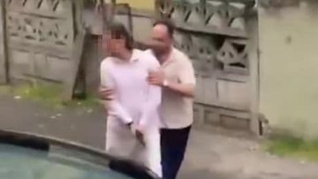 Egzoza kızdı, silahla çıktı!