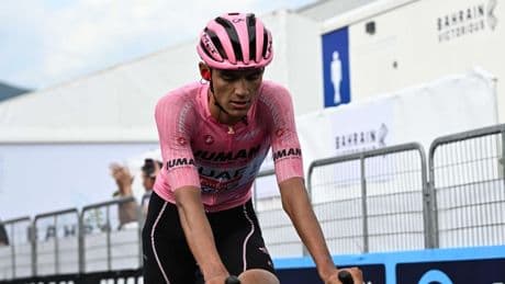 Giro d’Italia, una caduta spacca la corsa a Gorizia. Del Toro sempre più leader, Ciccone perde 16 minuti