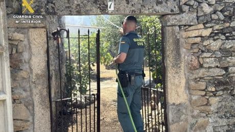 Las autoridades comienzan a multar a los vecinos que se niegan a abandonar sus casas por los incendios