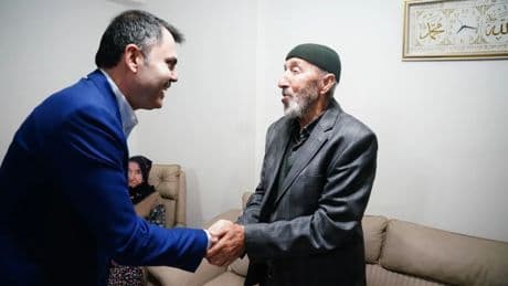 Bakan Murat Kurum Malatya'da köy evini teslim alan Ürün ailesini ziyaret etti
