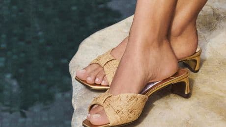 Acabado artesanal: la rafia es el material estrella de Jimmy Choo este verano