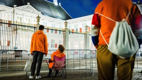 Eerste Oranjefans al vroeg bij Paleis Noordeinde: ’5.26 uur, ik heb het geklokt’